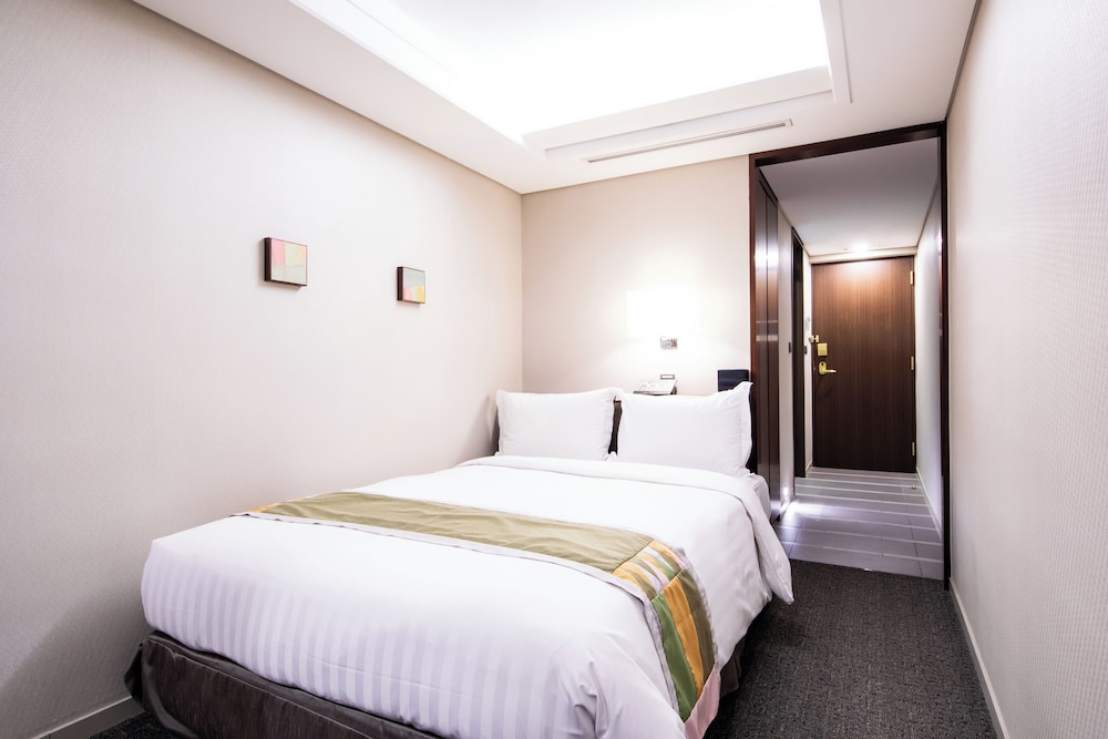Semi Room, Queen Bed