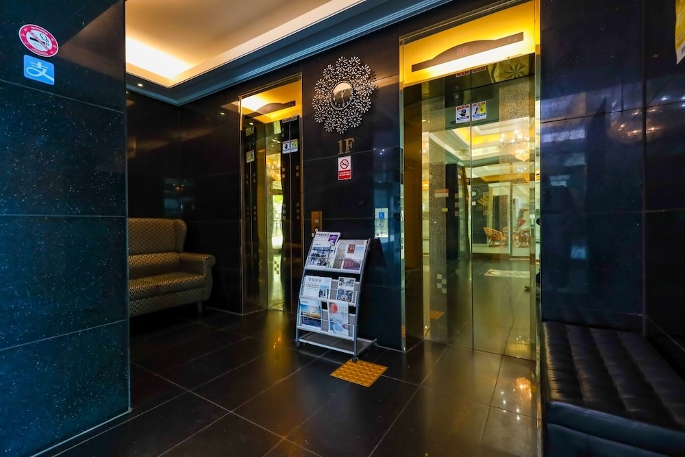 Charlot Castle Hotel 48/49