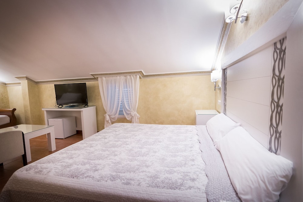 Penthouse, Triple, 1 Queen and 1 Single Bed, No Elevator, Jetted Tub