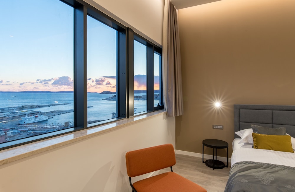 Seascape Luxury Rooms 7/14