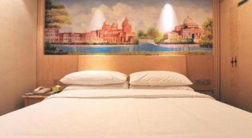 Vienna Hotel (Shenzhen Window of the World, Qiaocheng East Metro Station) 41/59