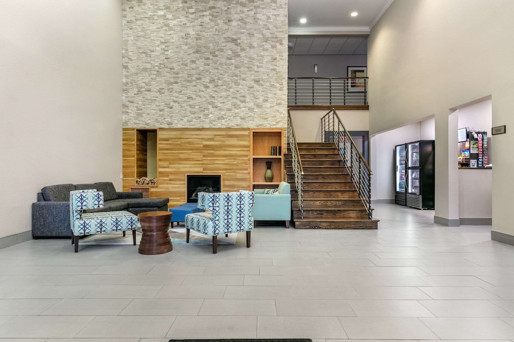 Clarion Pointe Columbus-Bradley Park 9/39