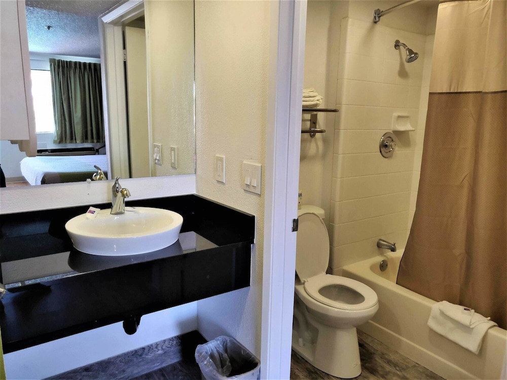 Studio6 Fresno, CA - Extended Stay 35/37