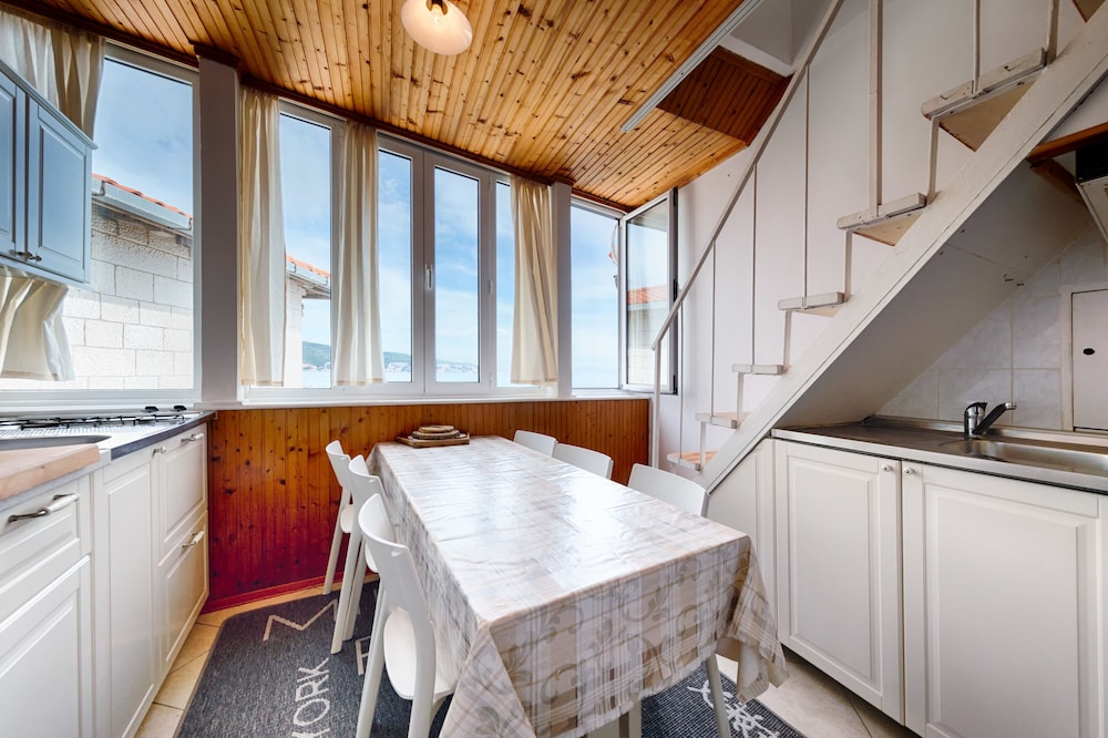 Mira Seafront Guesthouse 43/46