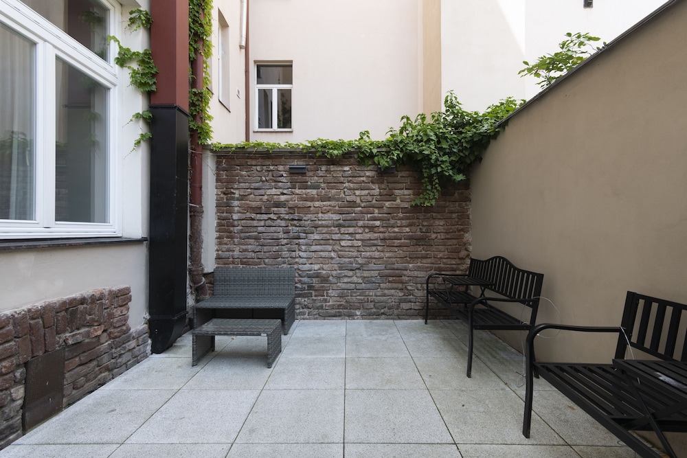 numa l Root Rooms and Apartments 12/81