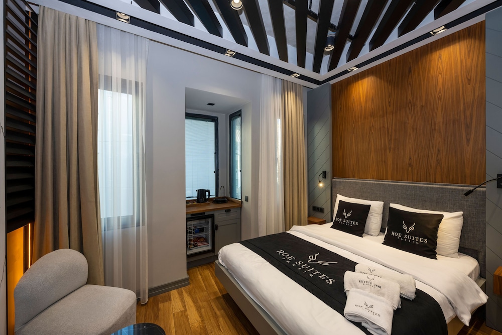 Studio, King Bed, City View, Balcony