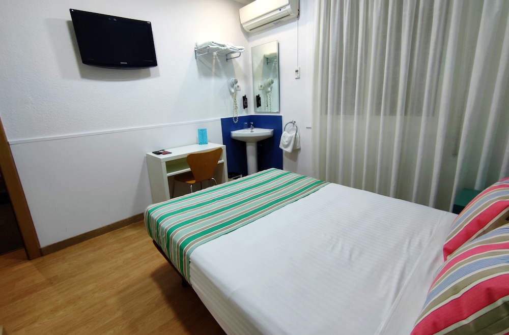 ECONOMY, DOUBLE BED, SHARED BATHROOM