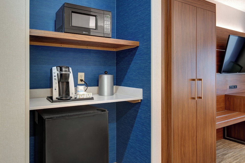 Holiday Inn Express & Suites West Long Branch - Eatontown 64/74