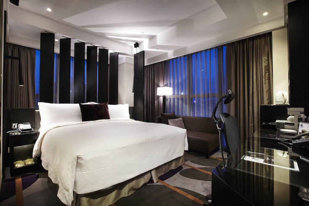ROOM, KING BED, CORNER