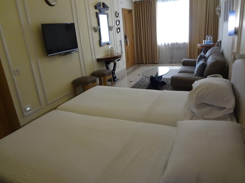 Regency Hotel 16/53