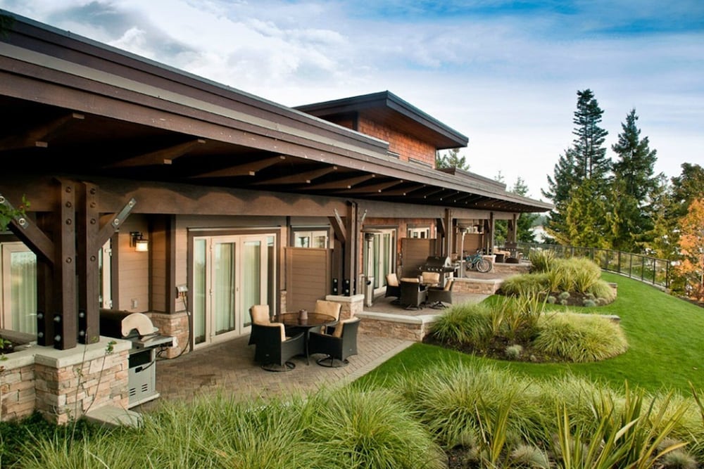 Sunrise Ridge Waterfront Resort in PARKSVILLE - BIRTISH COLUMBIA