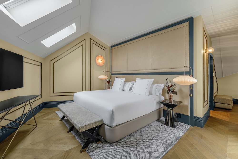 SIGNATURE, SUITE, KING BED