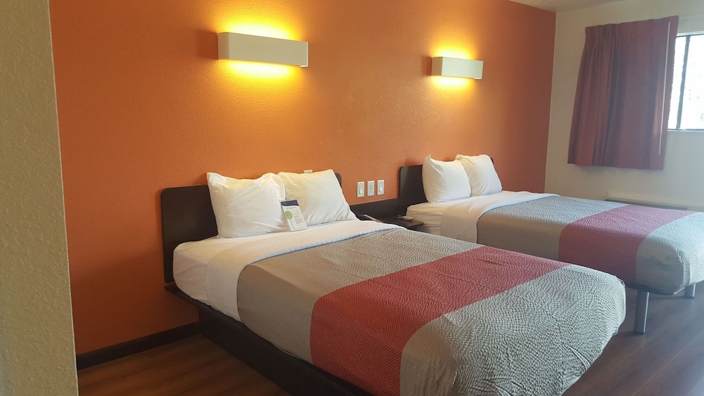 Standard, 2 Double Beds, Smoking, Motel6 Columbus, OH - OSU 2/8