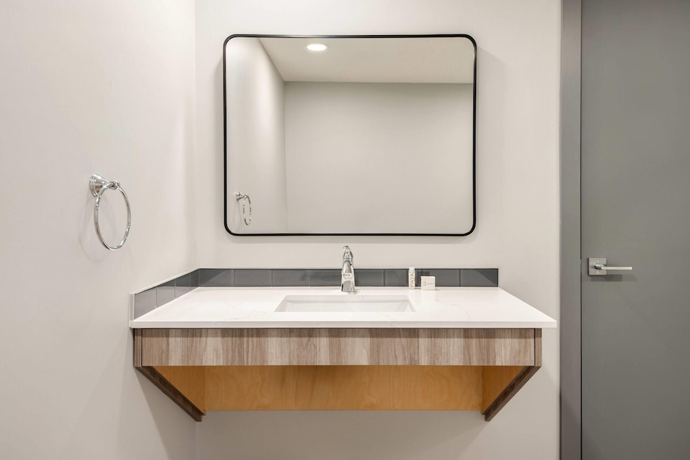 Ramada by Wyndham West Edmonton Hotel & Suites 44/45