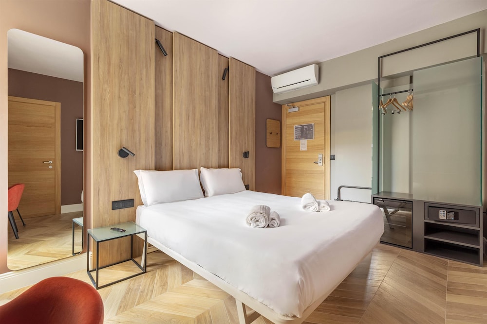 SUITE, KING BED
