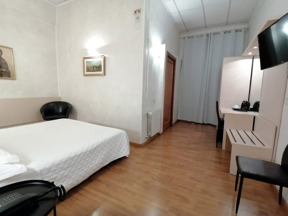 غرفة رباعية بسرير كينج وسريرين منفصلين، Hotel Julia 4/9