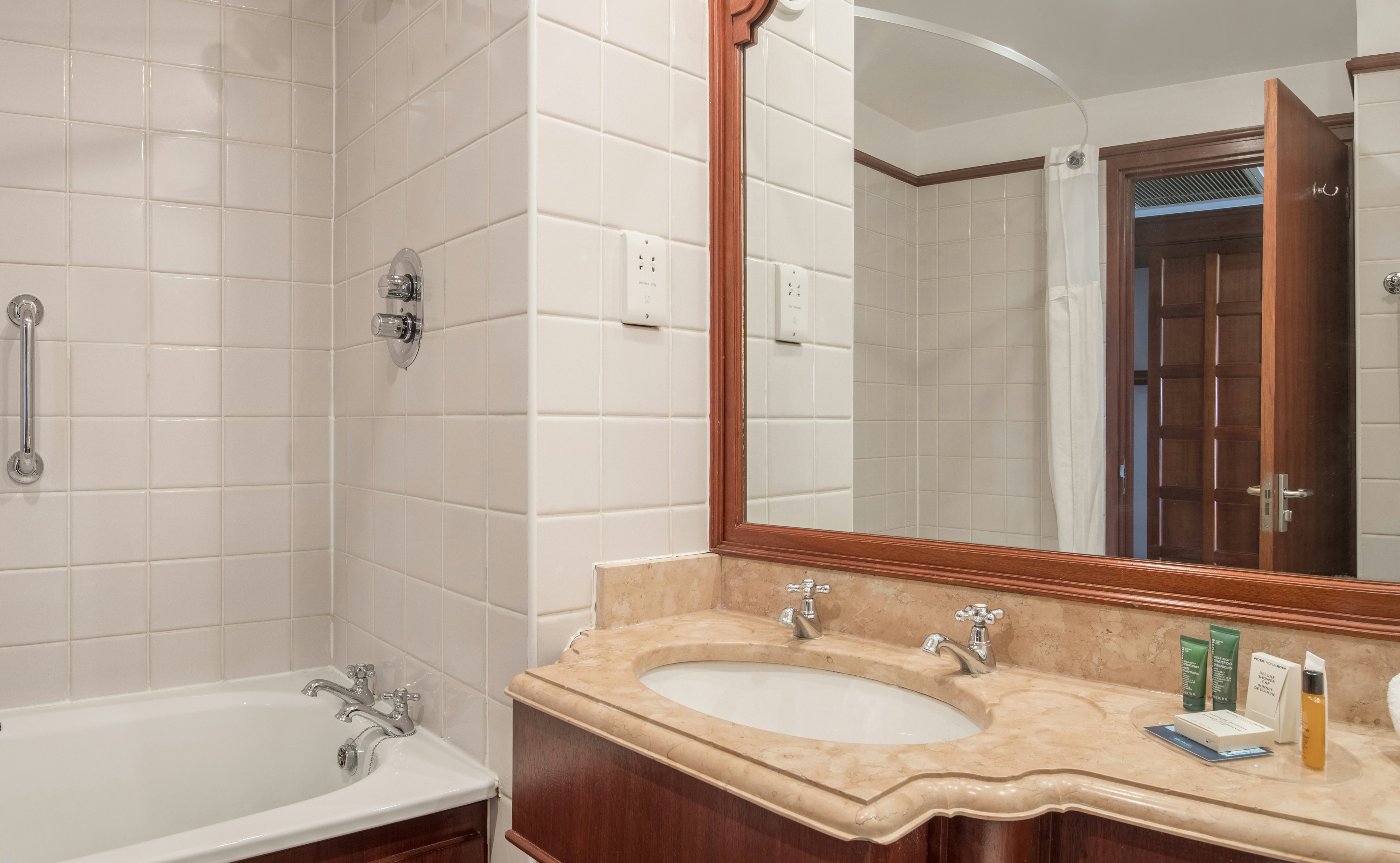 جناح بسرير مزدوج، Hilton East Midlands Airport 3/3