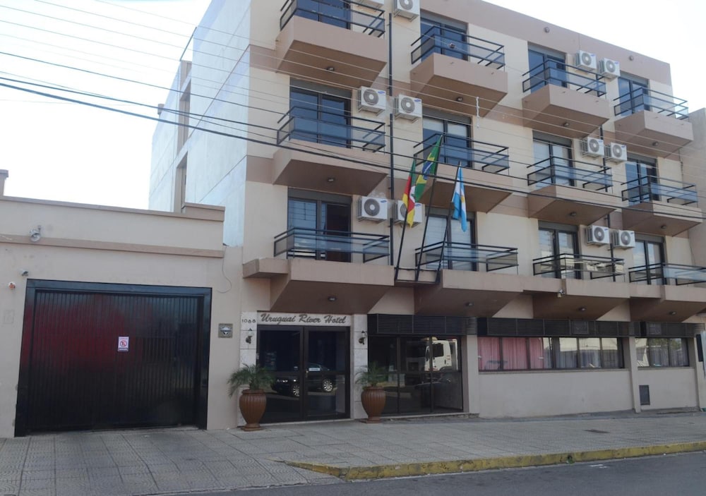 River Hotel 4/50