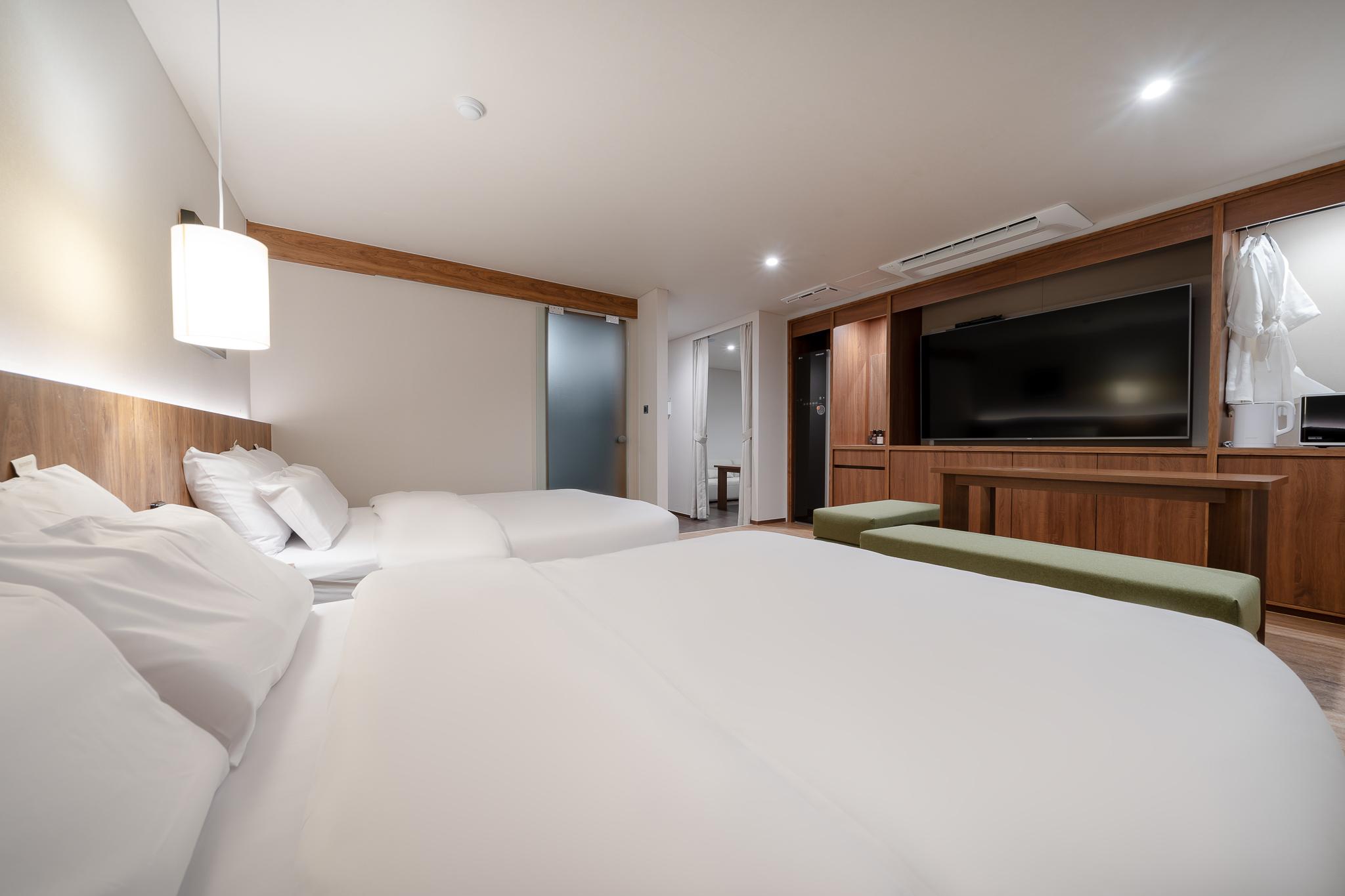 Signature, Party, 2 Queen Beds, Bunk Bed