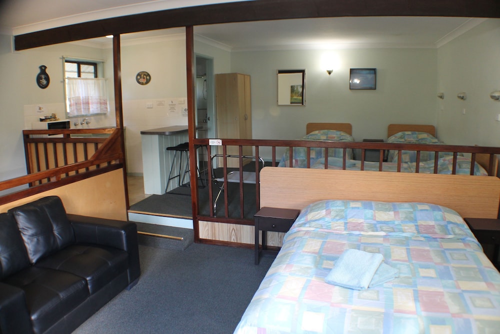 LAKE FORBES MOTEL 24/44