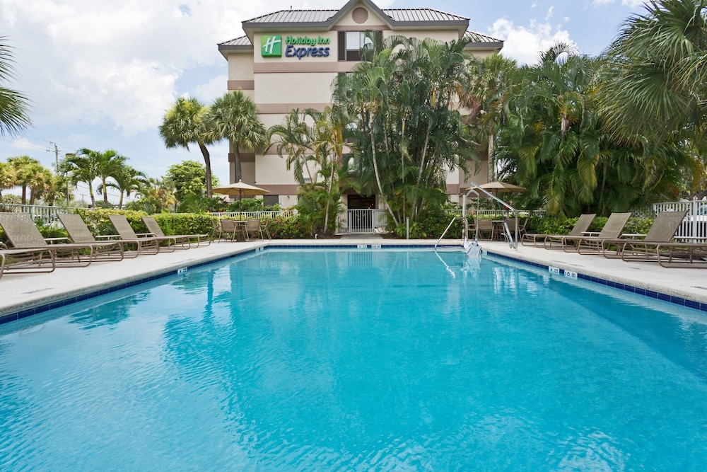 Holiday Inn Express Hotel Suites Ft Lauderdale N Exec Airport 5/76