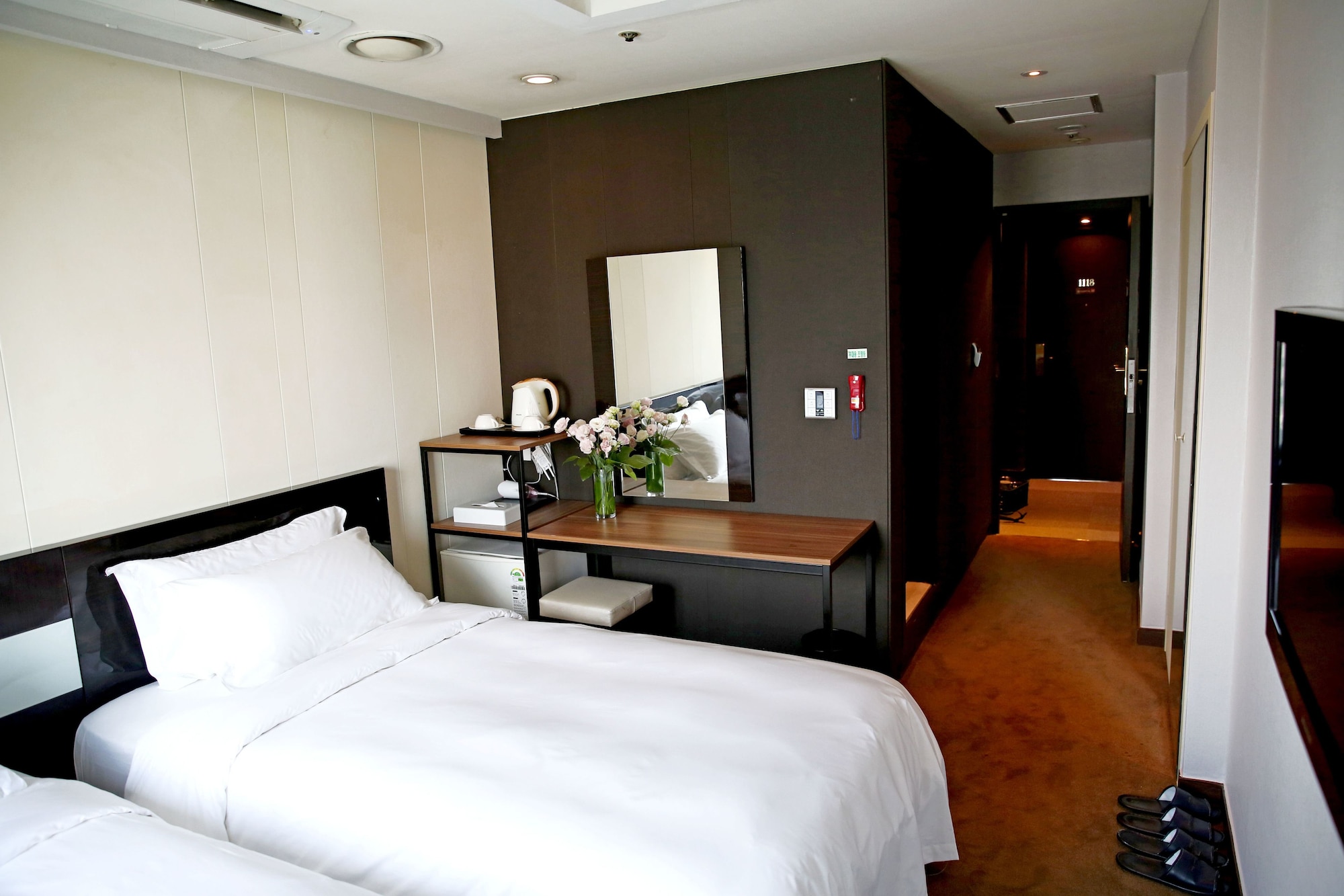 SUPERIOR, TWIN BEDS, CITY VIEW