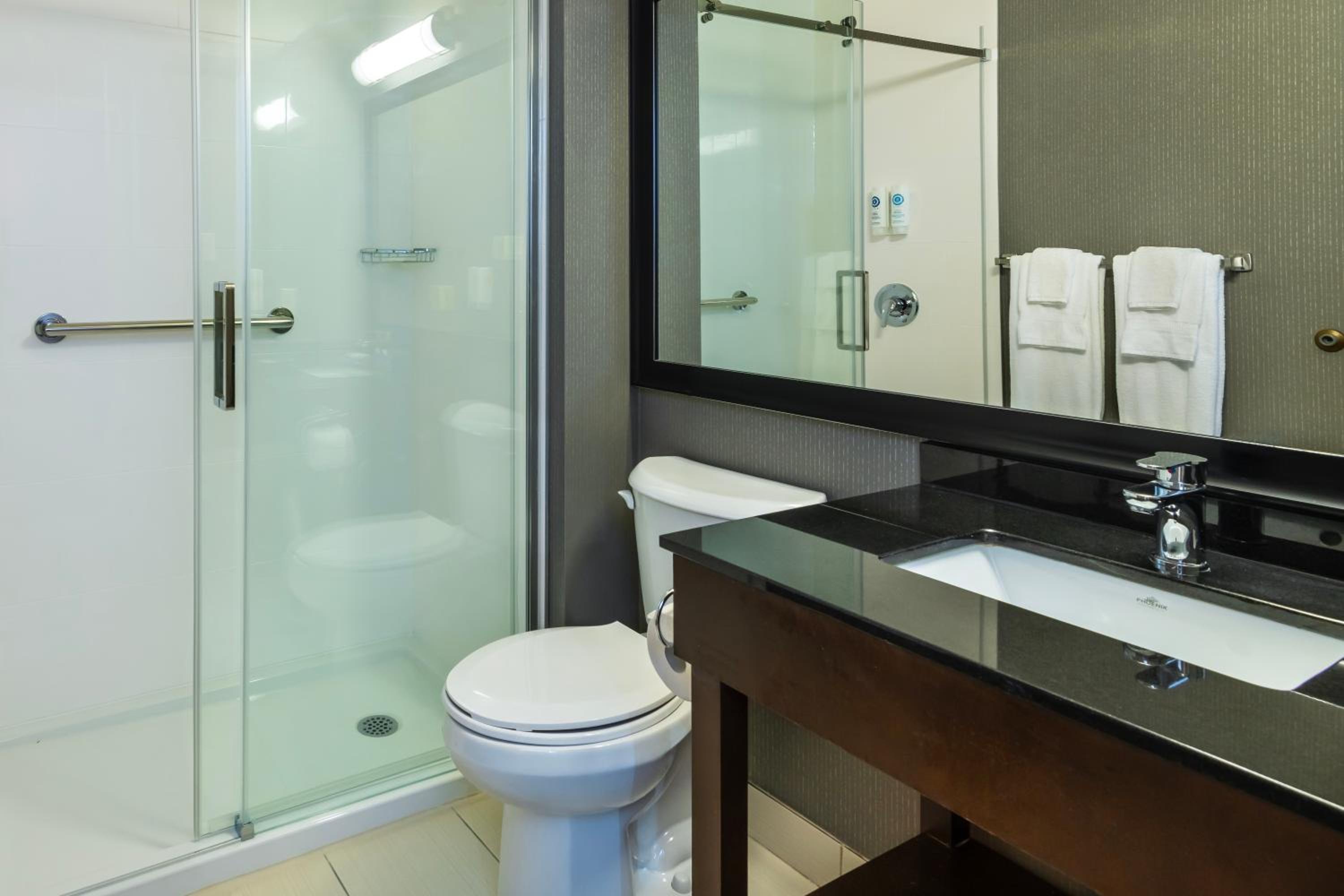 غرفة قياسية بسرير كينج وسريرين كوين في الطابق الأرضي، Comfort Inn Gatineau 7/10