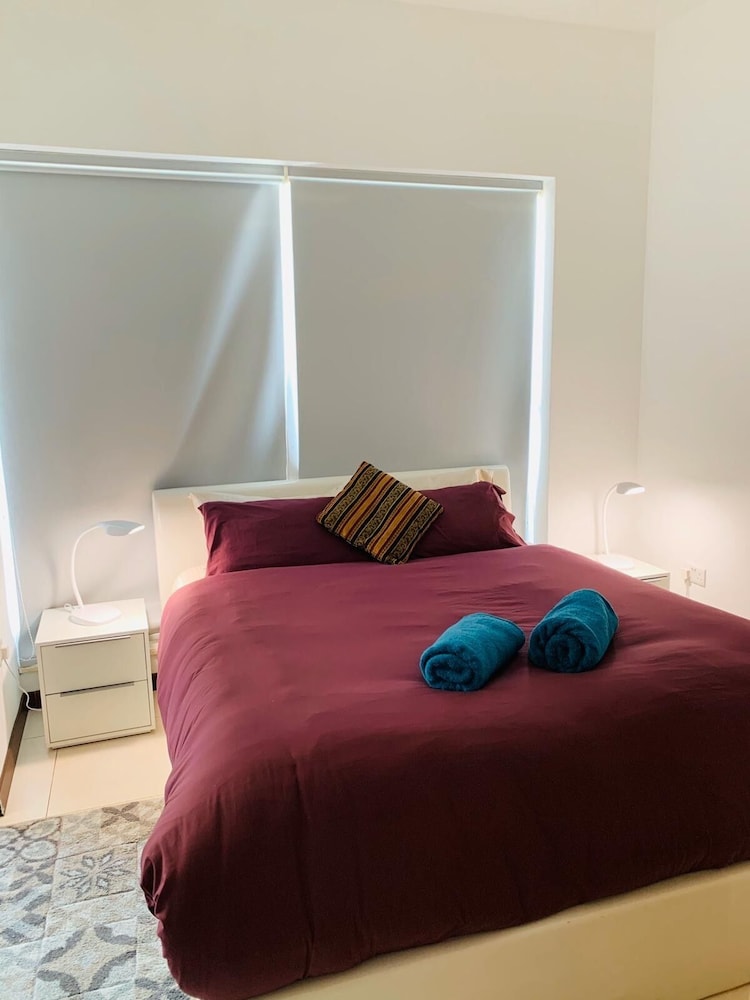 DELUXE, DOUBLE BED