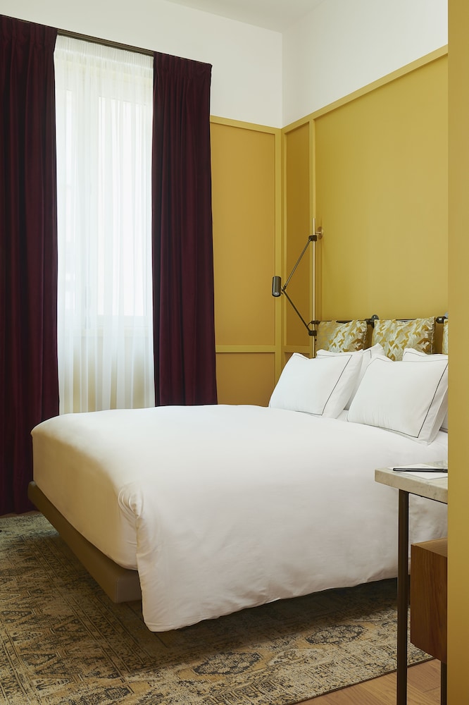 STANDARD, KING BED, CITY VIEW