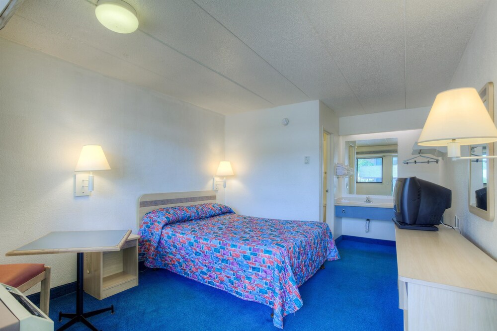 Motel6 Knoxville, TN - North 26/45