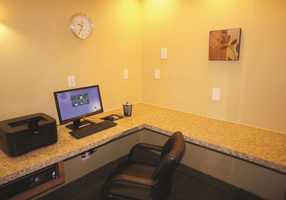 La Quinta Inn & Suites by Wyndham Raleigh Cary 12/44