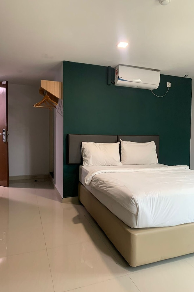 Room V @ Jalan Megat by ZUZU 12/29