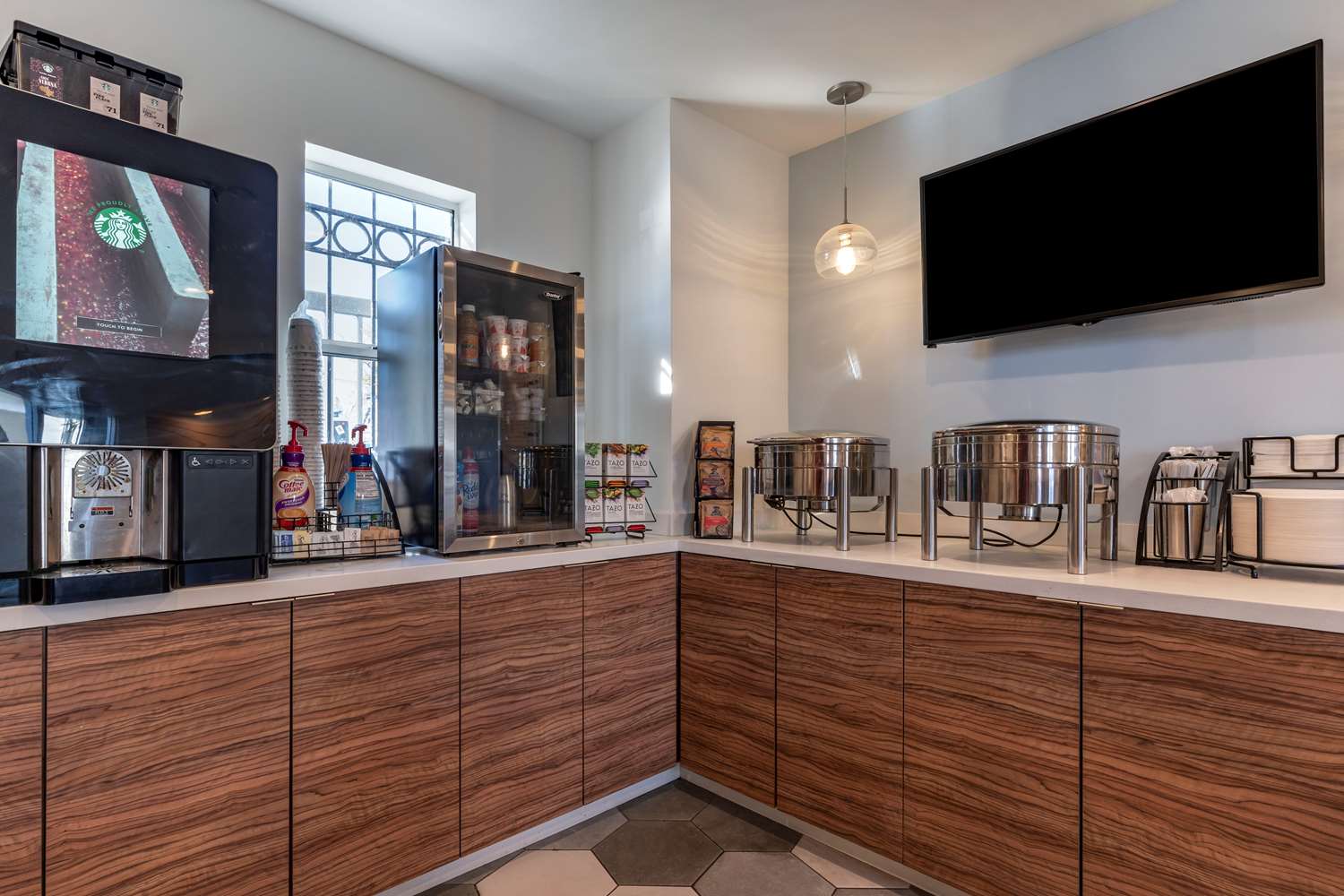 Best Western Plus Executive Suites 18/19