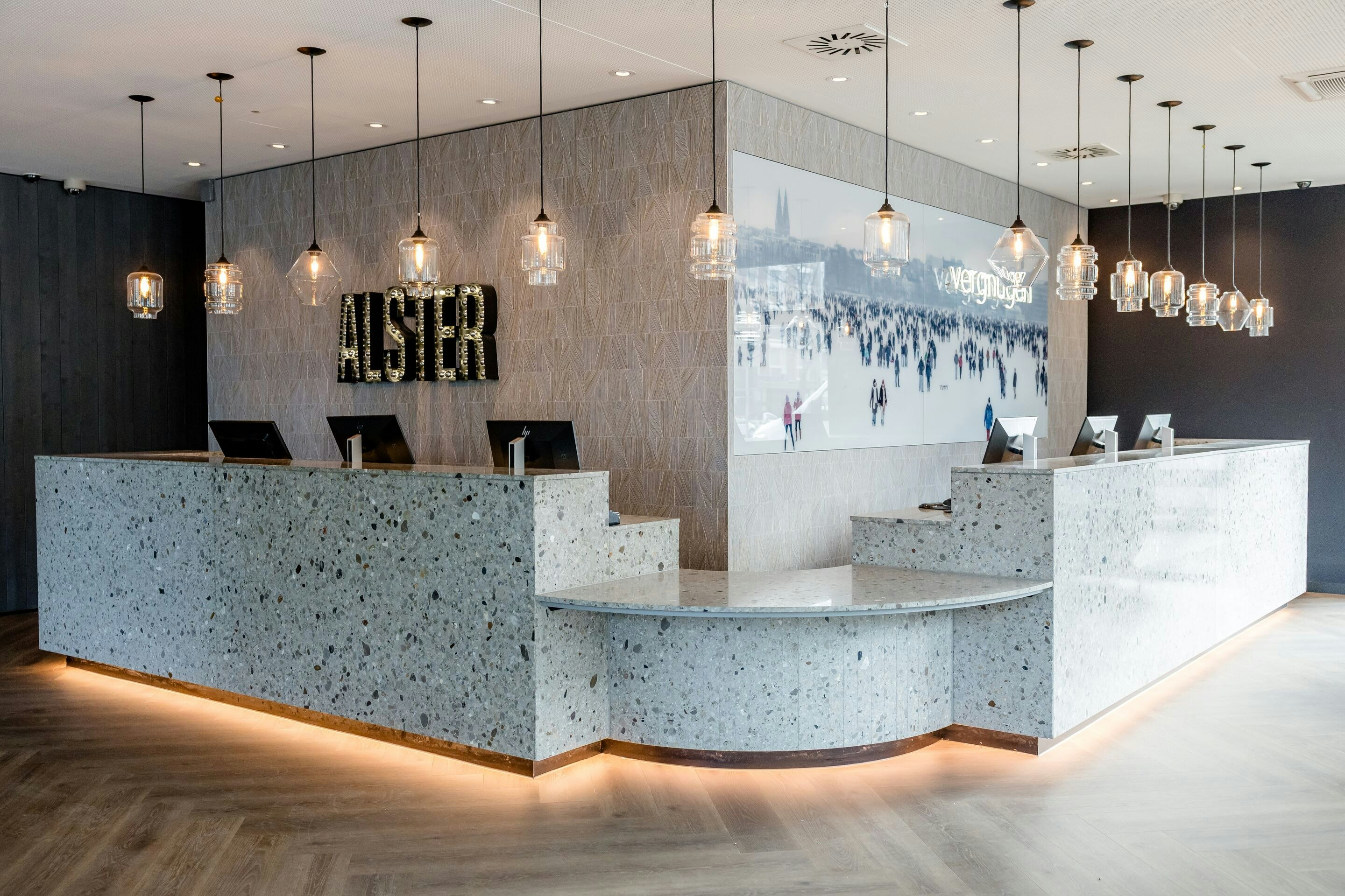 Hotel Motel One Hamburg-Alster 8/50