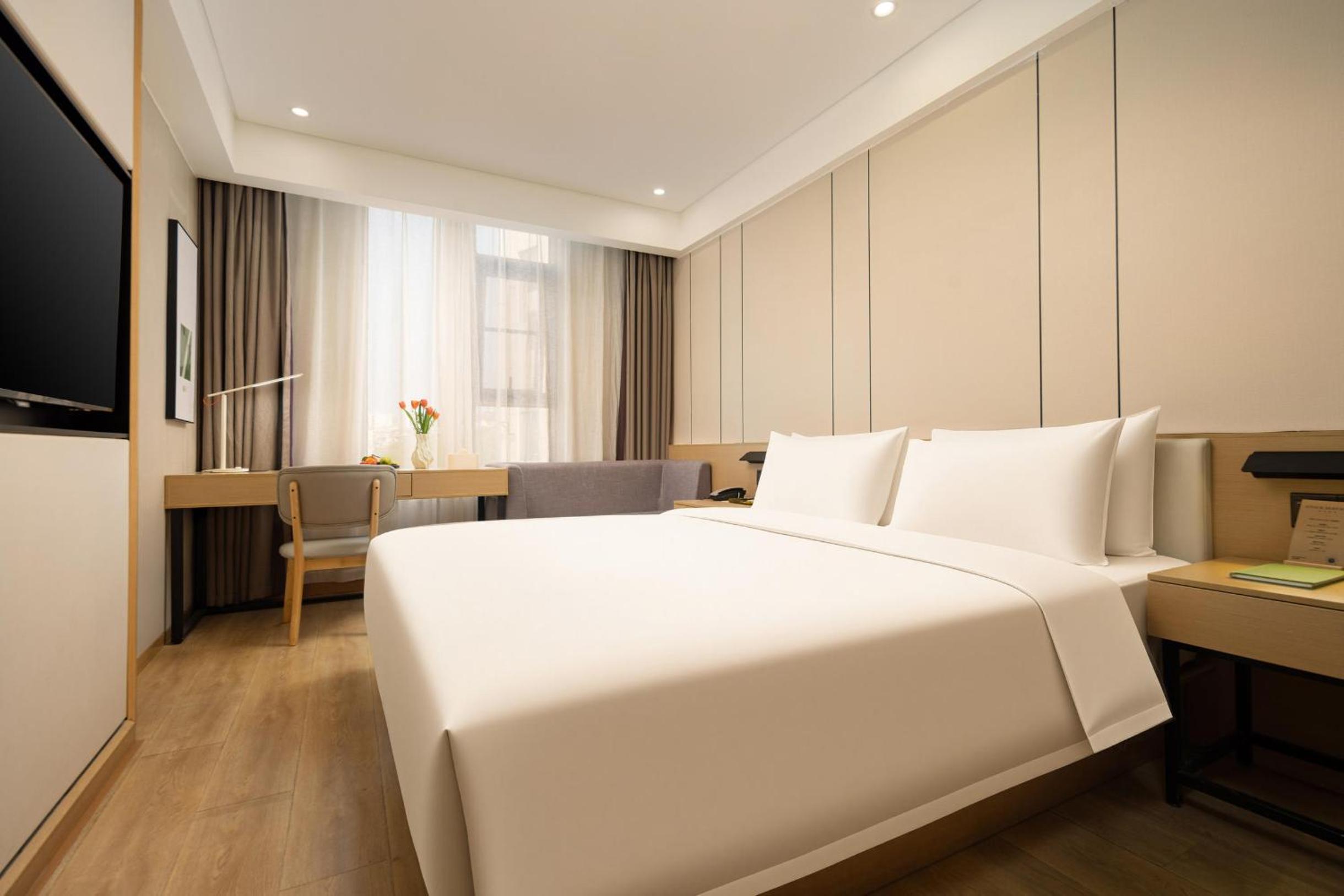 Elegant, Queen Bed