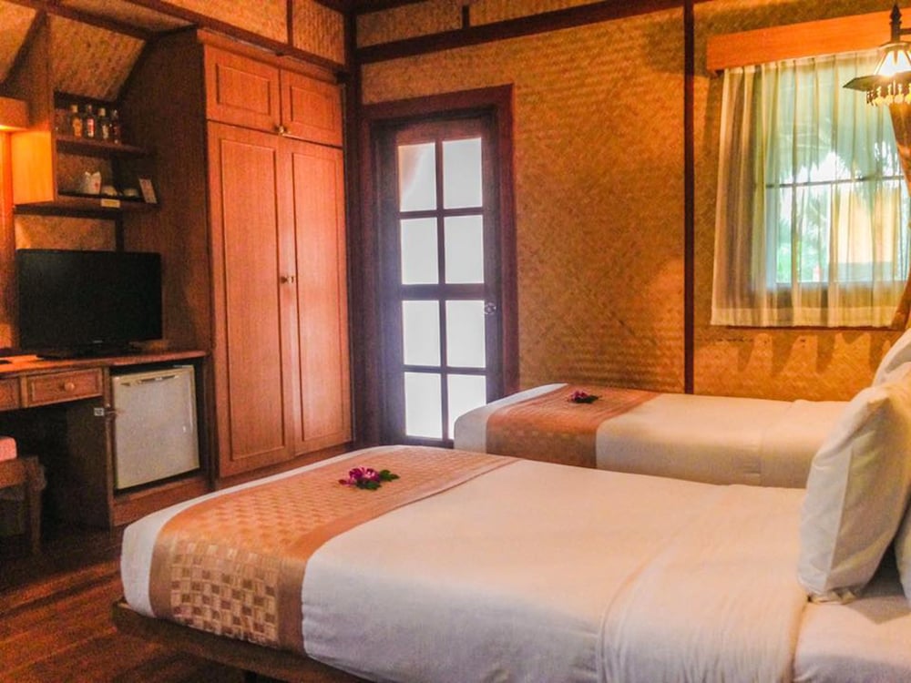 SUNSET VILLAGE BEACH RESORT 12/50