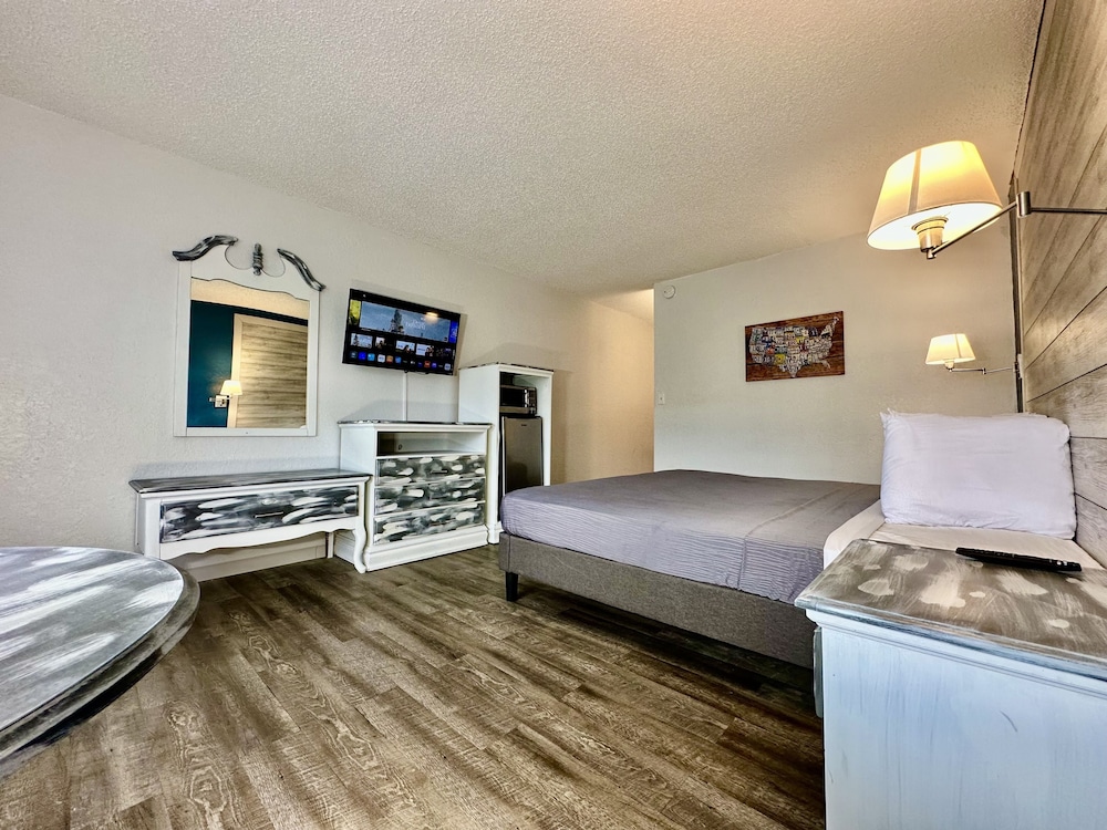 Ozark Inn & Suites 20/27
