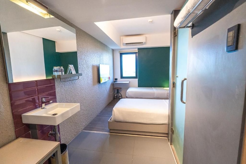 Yello Hotel 45/45