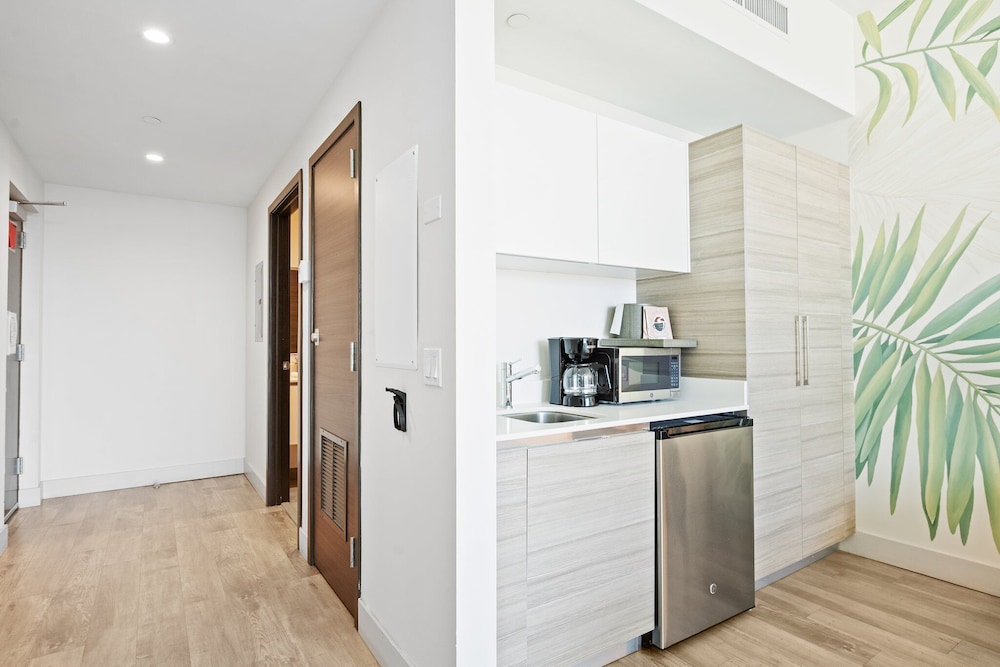 CH Luxury Condos & Studios On The Beach 20/50