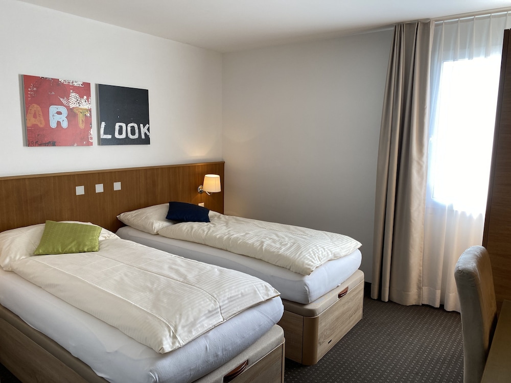 BUSINESS, TWIN BEDS