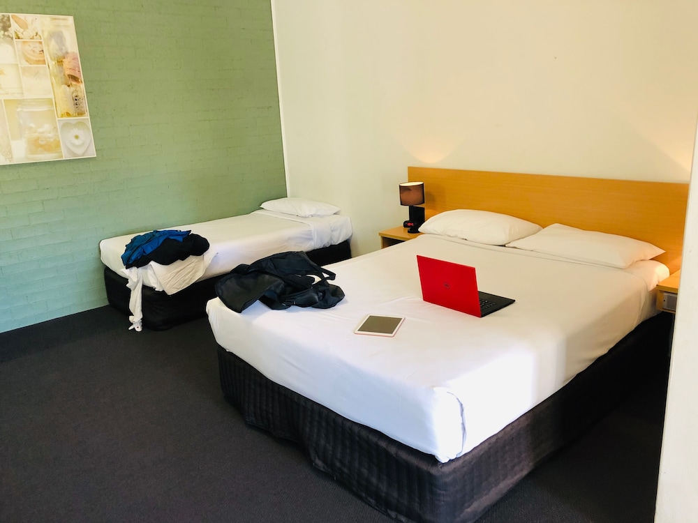 STANDARD, QUEEN BED, ACCESSIBLE