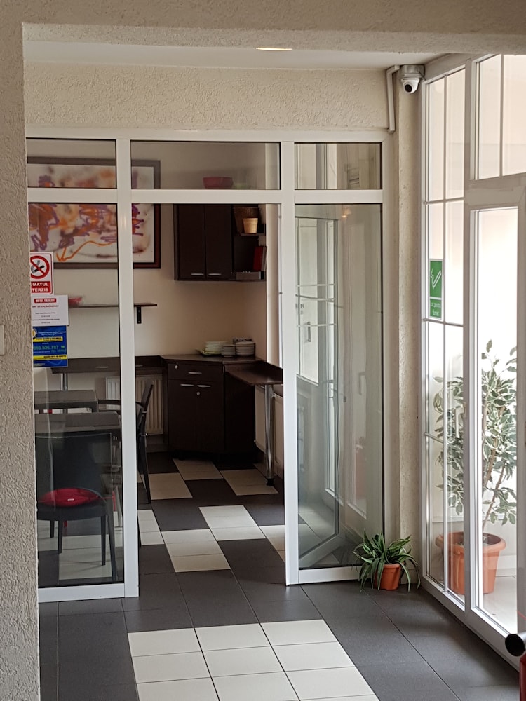 Tranzzit Hotel 8/44