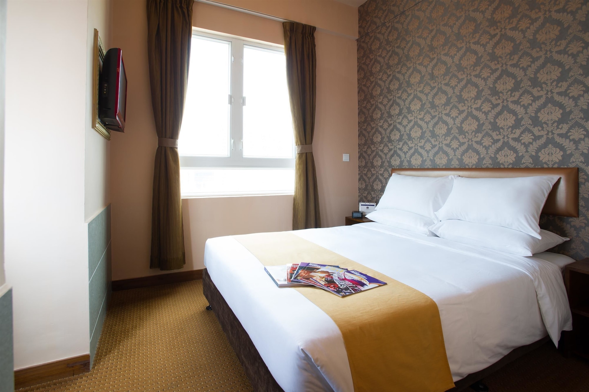SUPERIOR, QUEEN BED, CITY VIEW