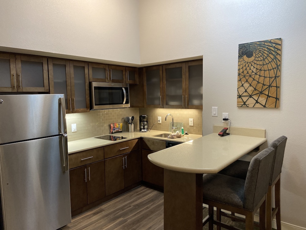 Staybridge Suites Denton 52/56