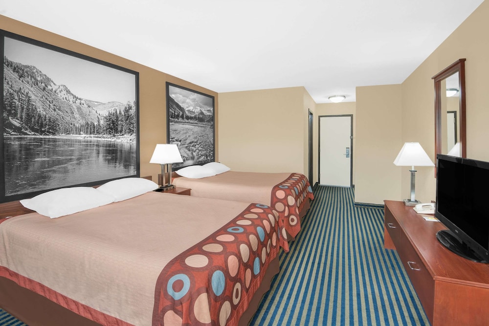 Super 8 by Wyndham Marshalltown 8/25