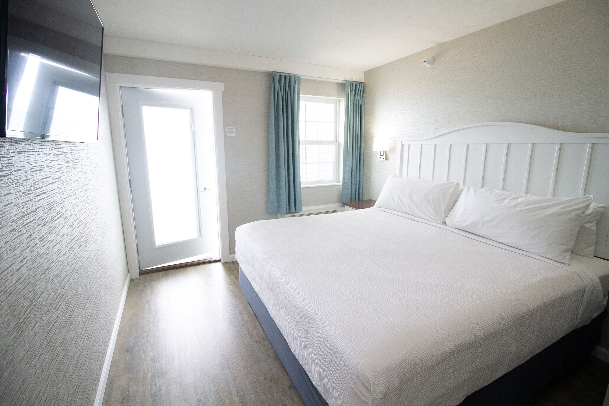 PETITE, KING BED, BEACH VIEW, BALCONY