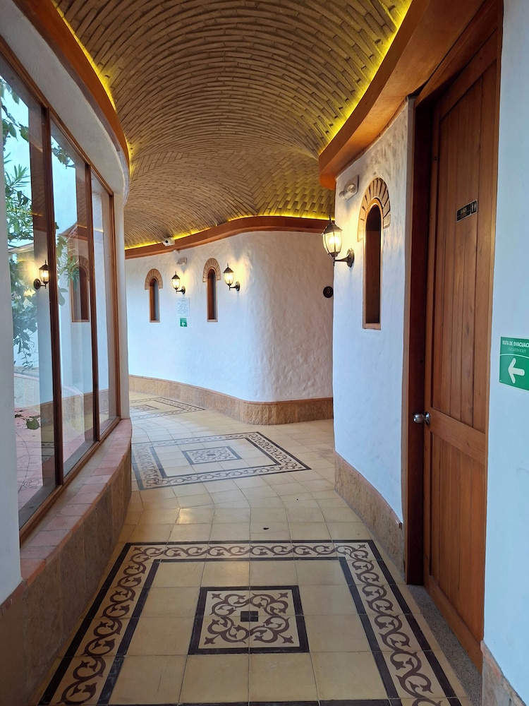 La Alhambra Hotel 2/50