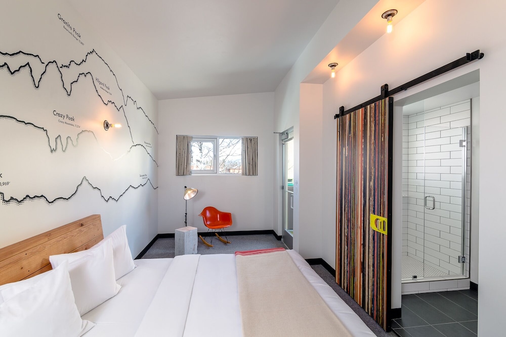 Deluxe, King Bed, Main Street View