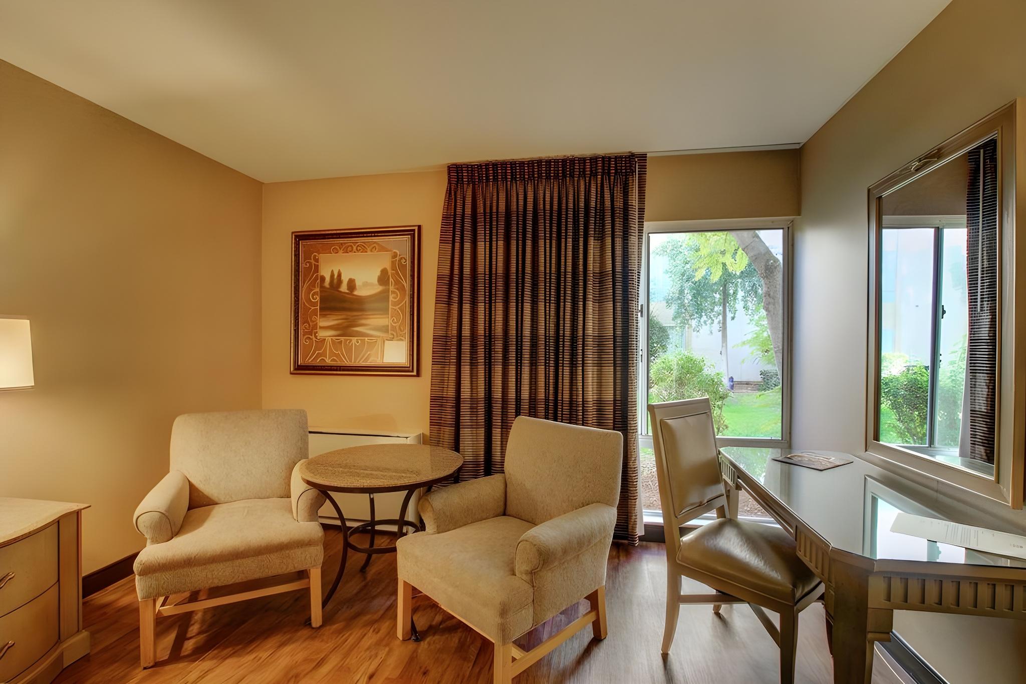 Courtyard, Queen/Queen