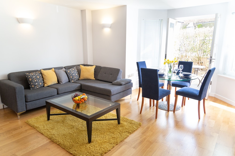 Lux Living Apartments - Marino Place 7/16